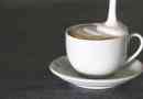 Hur man skummar mjölk utan en espressomaskin