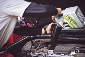 Bilen kommer inte att röra sig i körning men kommer att gå baklänges: orsaker och lösningar