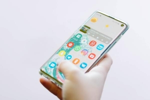 Hur man lägger till klistermärken på telegram