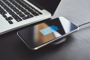 Hur man laddar ett telefonbatteri utan laddare