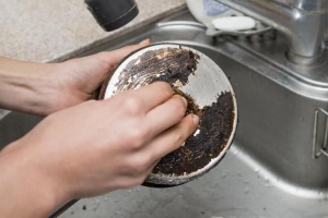 Hur man rengör en bränd panna i rostfritt stål