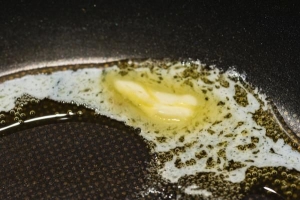 Hur man rengör en bränd teflonpanna