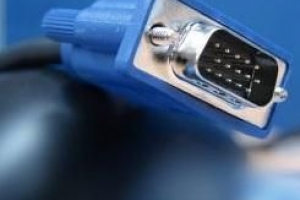 Hur man ansluter två datorer till samma bildskärm