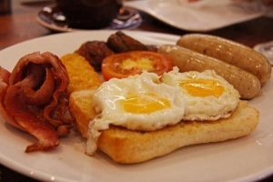 Hur man lagar en komplett engelsk frukost