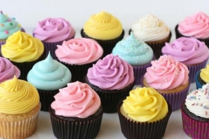 Hur man dekorerar cupcakes med glasyr, smörkräm, fondant eller vegansk glasyr