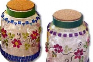 Hur man dekorerar mason jars med ädelstenar