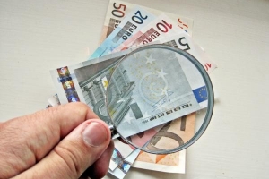 Hur man upptäcker falska eurosedlar