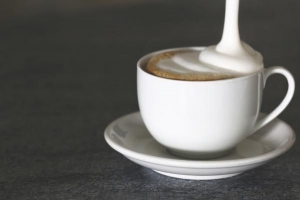 Hur man skummar mjölk utan en espressomaskin