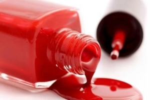 Hur man blir av med nagellackfläckar på kläder