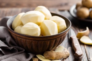 Hur man förhindrar att skalad potatis blir brun