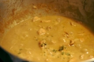 Hur man gör en grundläggande currysås från grunden