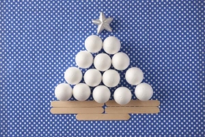 Hur man gör en julgran av avfallsmaterial
