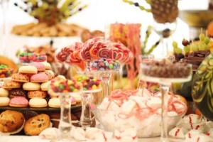 Hur man gör ett dessertbord för ett bröllop