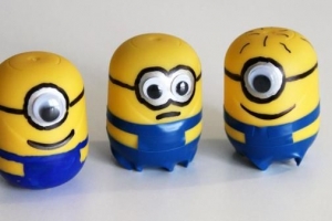 Hur man gör en minion av ett kinderägg