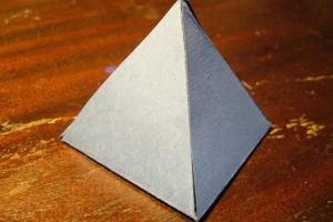 Hur man gör en pyramid av kartong