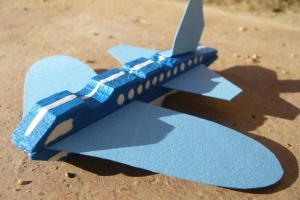 Hur man gör ett flygplan från en pinne eller klädnypa