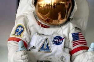 Hur man gör en astronautdräkt för ett barn
