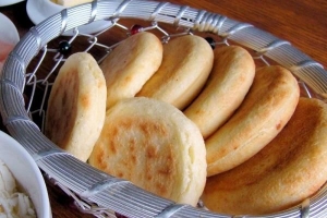 Hur man gör arepas med majsmjöl