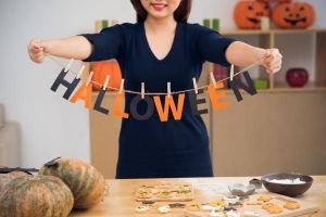 Hur man gör dekorationer för halloween av papper