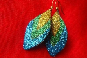 Hur man gör örhängen med läder och glitter