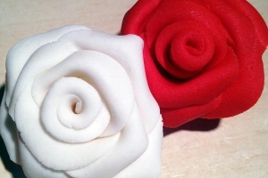 Hur man gör blommor med fondant för hand