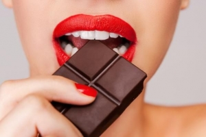Hur man gör hemmagjorda råa mörka chokladkakor