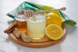 Hur man gör honung och citron för ont i halsen