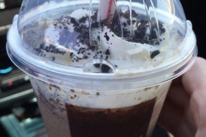 Hur man gör mcdonalds oreo frappé hemma