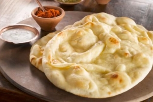 Hur man gör naan-bröd utan jäst eller yoghurt