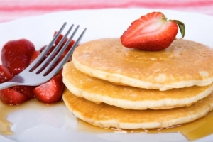 Hur man gör pannkakor utan ägg eller mjölk