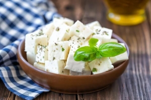 Hur man gör paneer hemma med bortskämd mjölk