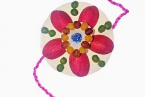 Hur man gör rakhi från avfallsmaterial