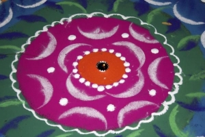 Hur man gör rangoli på vatten med pulver