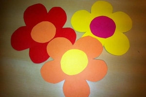 Hur man gör enkla blommor med papper steg för steg