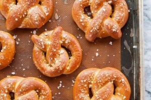 Hur man gör mjuka pretzels från grunden
