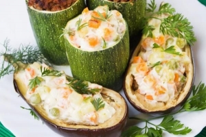Hur man gör fylld zucchini med räkor