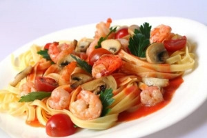 Hur man gör tagliatelle med räkor