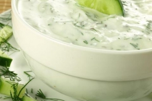 Hur man gör tzatziki med gräddfil