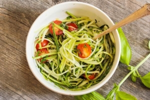 Hur man gör zucchininudlar utan en spiralizer