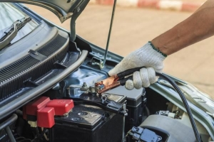 Hur man flyttar en automatisk bil med ett dött batteri