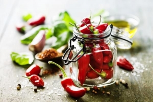 Hur man bevarar varm paprika i olivolja