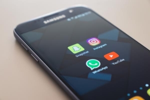 Hur man sätter färgade bokstäver på whatsapp