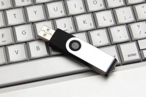 Hur man lägger ett lösenord på en usb-nyckel