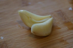 Hur man minskar den starka smaken av vitlök från mat