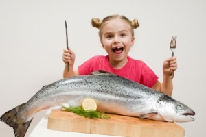 Hur man tar bort lukten av fisk från ett kylskåp