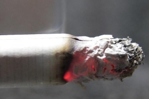 Hur man tar bort lukten av tobaksrök från din bil