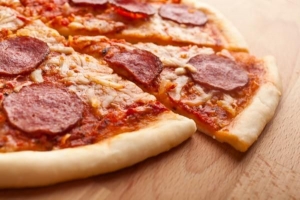 Hur man använder ostpålägg i pizza