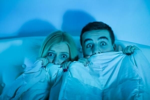 Läskiga spel att spela med vänner på en slumberfest