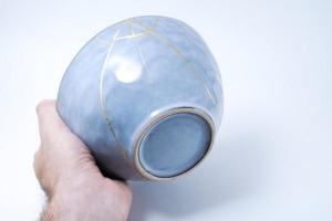 Vad är kintsugi philosophy in pottery?