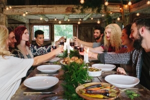 Vad du ska ta med till friendsgiving - tips för värdar och gäster